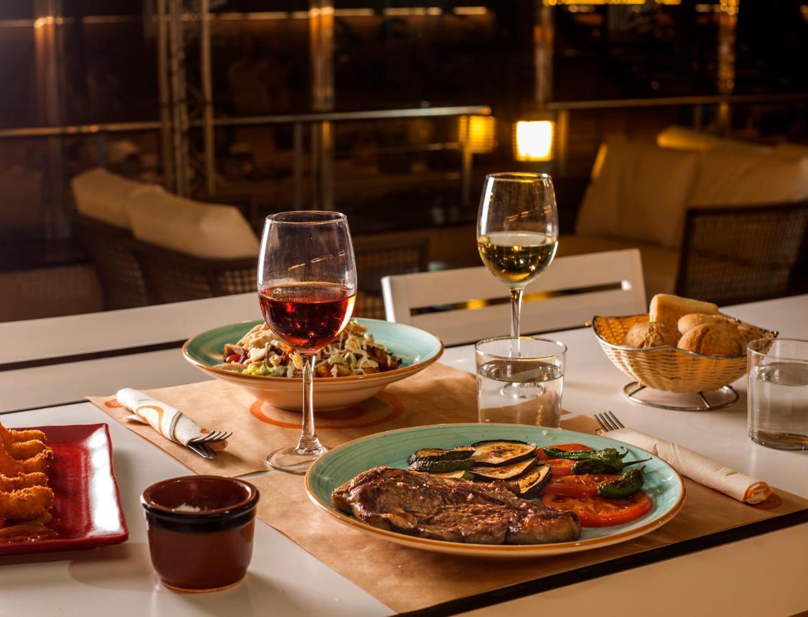 Monterrey By Pierre & Hotel Roses